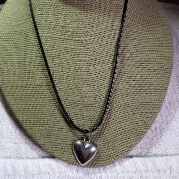 Silvertone heart ♥ necklace black 🖤 cord - Picture 1 of 4